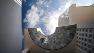 Architectural Marvel: A Curved House on an Irregularly Shaped Plot - image 0