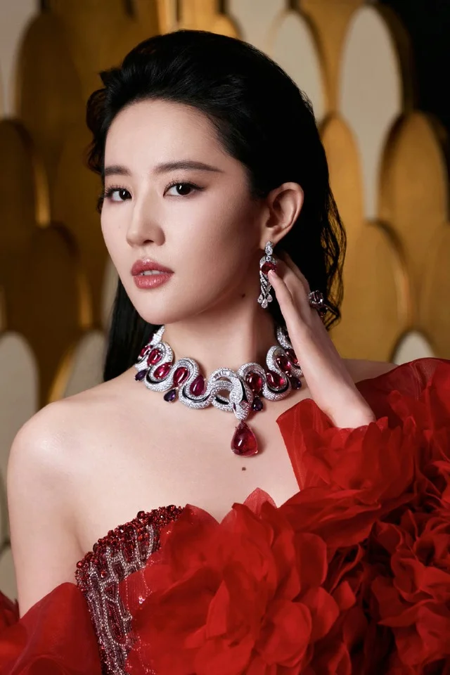 Liu Yifei Captivates Fans Once Again with Timeless Grace and Style