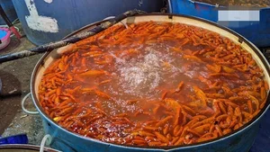 Hanoi’s Largest Fish Market Buzzes Ahead of Kitchen Gods’ Day - image 2