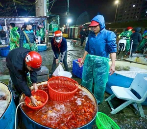 Hanoi’s Largest Fish Market Buzzes Ahead of Kitchen Gods’ Day - image 6