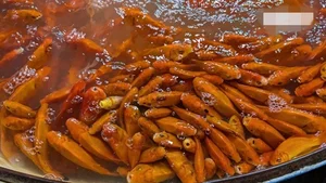 Hanoi’s Largest Fish Market Buzzes Ahead of Kitchen Gods’ Day - image 1
