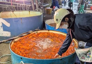 Hanoi’s Largest Fish Market Buzzes Ahead of Kitchen Gods’ Day - image 7