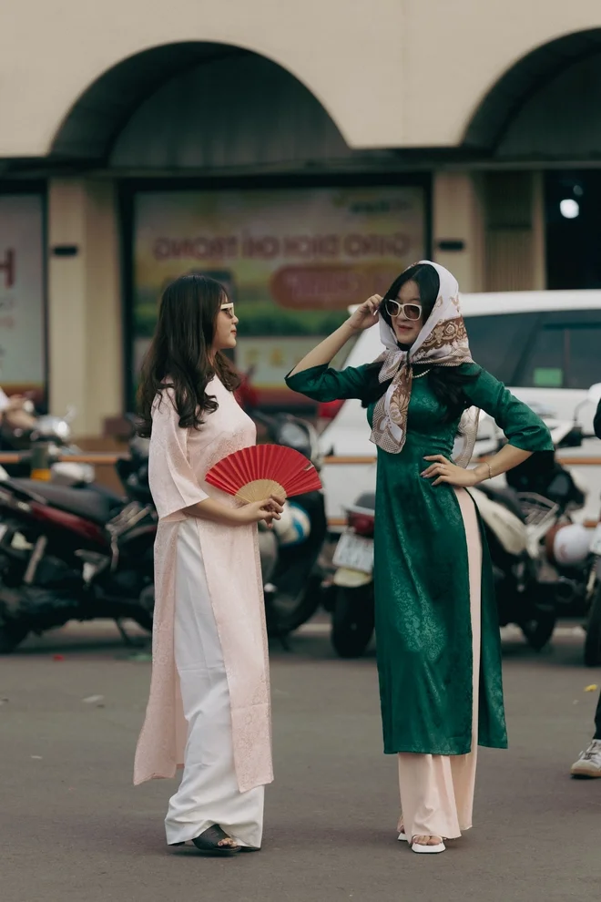 Young Generation Revives Traditional Ao Dai for Lunar New Year