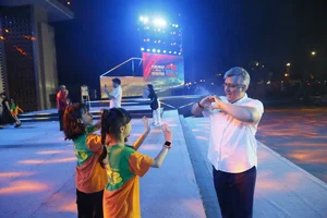Artistic Grandeur: Hundreds of Artists Prepare for 'Echoes of Victory' TV Broadcast - image 6