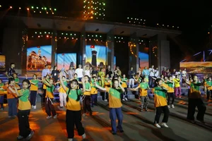 Artistic Grandeur: Hundreds of Artists Prepare for 'Echoes of Victory' TV Broadcast - image 11