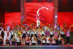 Artistic Grandeur: Hundreds of Artists Prepare for 'Echoes of Victory' TV Broadcast - image 3
