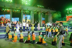 Artistic Grandeur: Hundreds of Artists Prepare for 'Echoes of Victory' TV Broadcast - image 14
