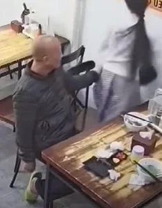 Unexpected Kindness: The Viral Story of a Girl and a Strange Man at a Pho Restaurant - image 3