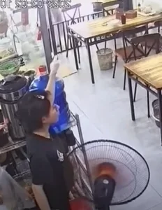 Unexpected Kindness: The Viral Story of a Girl and a Strange Man at a Pho Restaurant - image 5