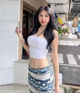 Street Style Controversy: Bold Fashion Choices and Public Reactions to Ultra-Short Outfits - image 6