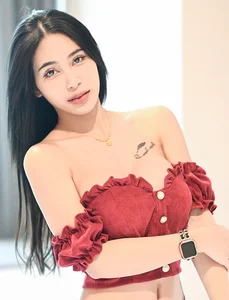 Winter Fashion Trends: How Influencers Master Bold Outfits in Cold Weather - image 0