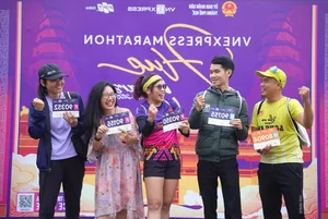 VnExpress Marathon Hue Kicks Off with High Energy BIB Distribution Day - image 1
