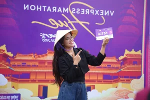 VnExpress Marathon Hue Kicks Off with High Energy BIB Distribution Day - image 3