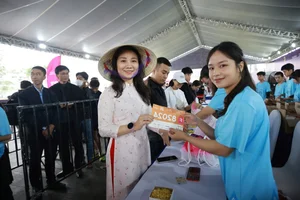 VnExpress Marathon Hue Kicks Off with High Energy BIB Distribution Day - image 9