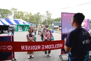 VnExpress Marathon Hue Kicks Off with High Energy BIB Distribution Day - image 2