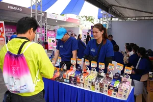 VnExpress Marathon Hue Kicks Off with High Energy BIB Distribution Day - image 8