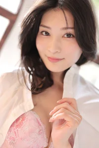 Exploring the Career and Elegant Style of Japanese Model Honjo Suzu - image 26