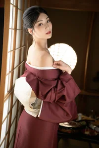 Exploring the Career and Elegant Style of Japanese Model Honjo Suzu - image 38