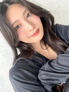 Exploring the Career and Elegant Style of Japanese Model Honjo Suzu - image 12