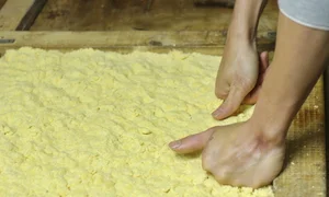 Authentic Chinese Wonton Noodles in Hanoi: Discover the 10-Year-Old Phung Gia Handmade Noodle Shop - image 1