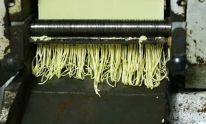 Authentic Chinese Wonton Noodles in Hanoi: Discover the 10-Year-Old Phung Gia Handmade Noodle Shop - image 7