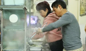 Authentic Chinese Wonton Noodles in Hanoi: Discover the 10-Year-Old Phung Gia Handmade Noodle Shop - image 3