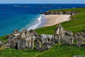 Off-Grid Living: Couple Abandons Modern Comforts for Remote Island Life - image 0