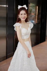 Versatile Fashion: Transitioning from Elegant Office Wear to Date Outfits - image 11