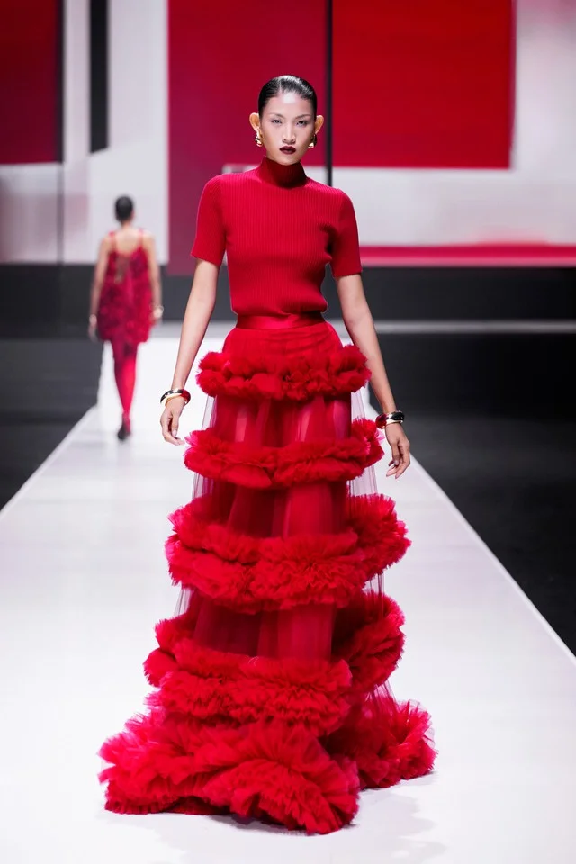 Supermodel Thanh Hang Mesmerizes in a Dress Made of 1,000 Real Flowers