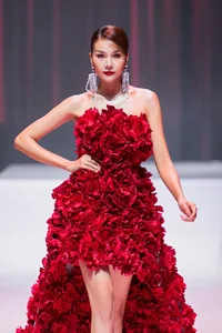 Supermodel Thanh Hang Mesmerizes in a Dress Made of 1,000 Real Flowers - image 5