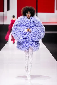Supermodel Thanh Hang Mesmerizes in a Dress Made of 1,000 Real Flowers - image 6
