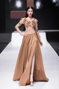 Supermodel Thanh Hang Mesmerizes in a Dress Made of 1,000 Real Flowers - image 8