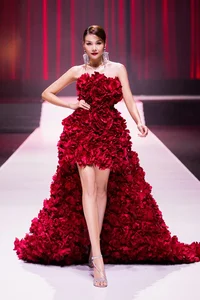 Supermodel Thanh Hang Mesmerizes in a Dress Made of 1,000 Real Flowers - image 4