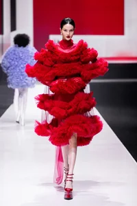 Supermodel Thanh Hang Mesmerizes in a Dress Made of 1,000 Real Flowers - image 9