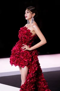 Supermodel Thanh Hang Mesmerizes in a Dress Made of 1,000 Real Flowers - image 3