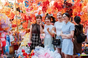 Hanoi Youth Celebrate Mid-Autumn Festival Early at Vibrant Lantern Street Gallery - image 11