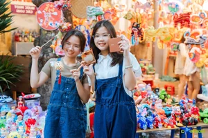Hanoi Youth Celebrate Mid-Autumn Festival Early at Vibrant Lantern Street Gallery - image 10