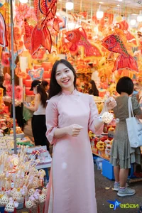 Hanoi Youth Celebrate Mid-Autumn Festival Early at Vibrant Lantern Street Gallery - image 1