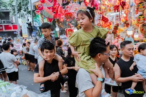 Hanoi Youth Celebrate Mid-Autumn Festival Early at Vibrant Lantern Street Gallery - image 0
