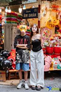 Hanoi Youth Celebrate Mid-Autumn Festival Early at Vibrant Lantern Street Gallery - image 3