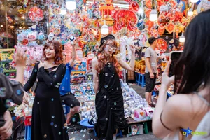 Hanoi Youth Celebrate Mid-Autumn Festival Early at Vibrant Lantern Street Gallery - image 5