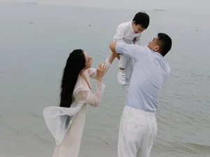 Singer Ho Quynh Huong Enjoys a Relaxing Beach Getaway with Family - image 2