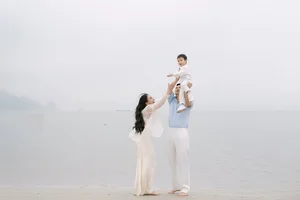 Singer Ho Quynh Huong Enjoys a Relaxing Beach Getaway with Family - image 3