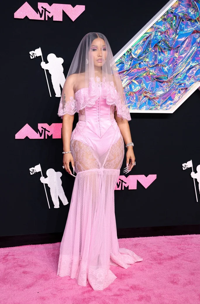 Bold Fashion Trends: How Celebrities Push Style Boundaries