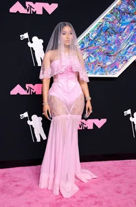 Bold Fashion Trends: How Celebrities Push Style Boundaries - image 0