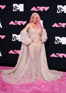 Bold Fashion Trends: How Celebrities Push Style Boundaries - image 4