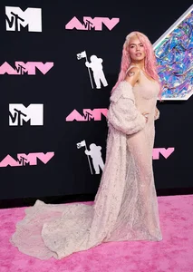 Bold Fashion Trends: How Celebrities Push Style Boundaries - image 6