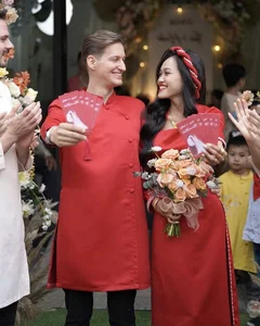 German Husband Fully Embraces Vietnamese Culture at Traditional Family Feast - image 4