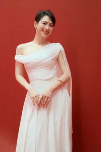 Actress Phuong Anh Dao Stuns Fans with Ethereal Close-Up Beauty - image 7