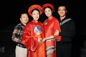 Maternity Elegance: Phuong Oanh Graces the Runway in Ao Dai at 5 Months Pregnant - image 0